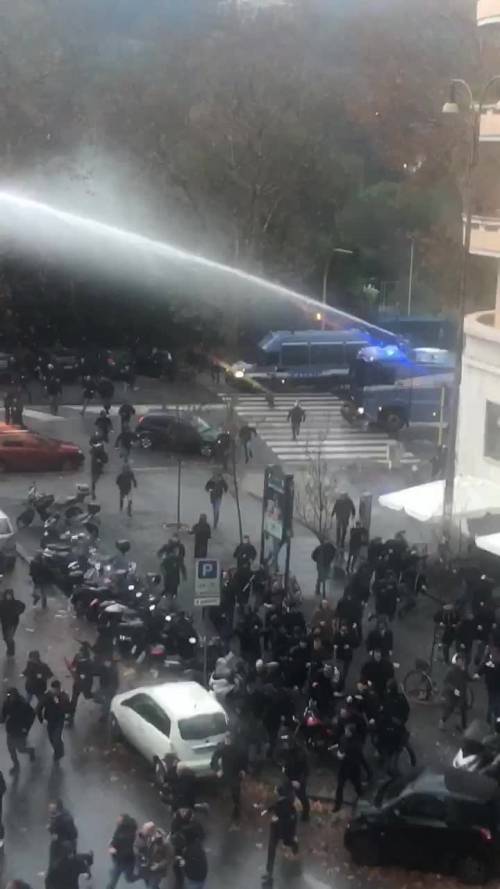 Scontri Lazio-Eintracht, la polizia disperde gli ultras tedeschi