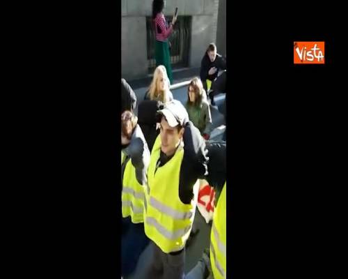 Corteo a Milano, gli studenti indossano i gilet gialli