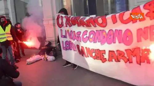 Studenti in piazza bruciano il manichino di Salvini