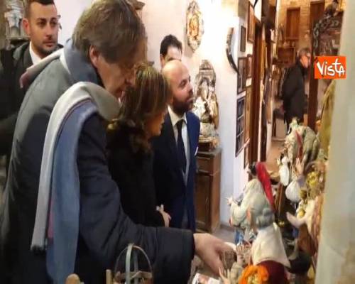 Casellati riceve in dono un pastore del Presepe napoletano da artigiano San Gregorio Armeno