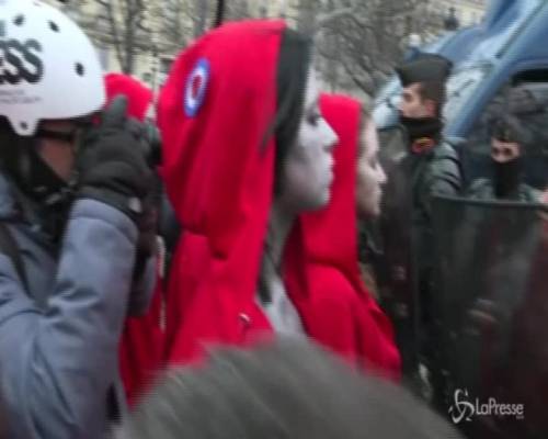 Parigi: non solo gilet gialli, in piazza anche Marianne a seno nudo