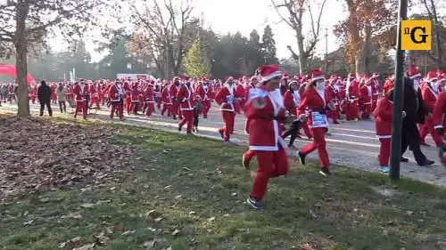Torna a Milano la Babbo Running, la corsa dei Babbi Natale