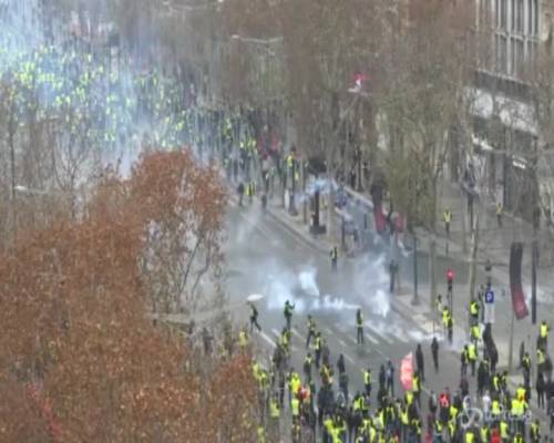 Gilet gialli, ancora scontri a Parigi