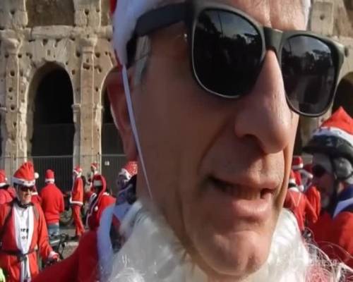 Roma invasa da Babbi Natale in bicicletta