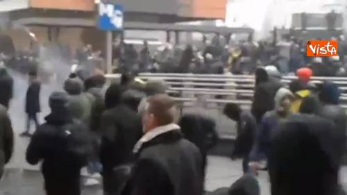 No Global Compact, scontri alla manifestazione a Bruxelles, polizia usa idranti per disperdere folla
