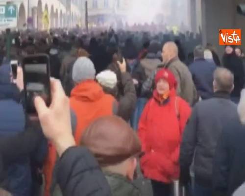 Corteo contro immigrazione a Bruxelles, i manifestanti sfilano per la città