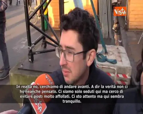 I passanti al mercatino di Natale di Bruxelles: “Paura di attentati? No cerchiamo di andare avanti”
