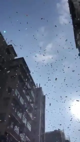 A Hong Kong i soldi piovono dal cielo