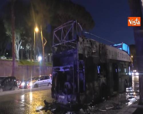 Incendio davanti al Colosseo, bus turistico prende fuoco davanti all'Arco di Trionfo