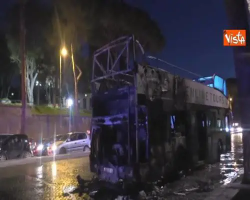Incendio davanti al Colosseo, bus turistico prende fuoco davanti all'Arco di Trionfo