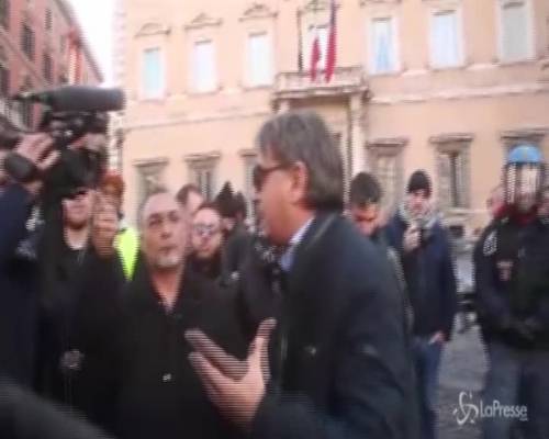 Manifestazione NCC a Roma, bruciate bandiere del Movimento 5 Stelle