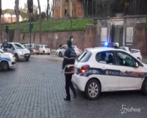 Roma, bus in fiamme vicino al Colosseo