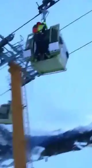 Courmayeur, passeggeri salvati con le funi dopo il guasto alla telecabina