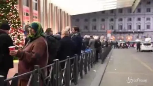 Taxi fermi a Roma, gente in attesa alla Stazione Termini