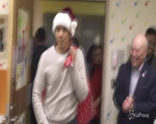 Obama diventa Babbo Natale per i bambini malati