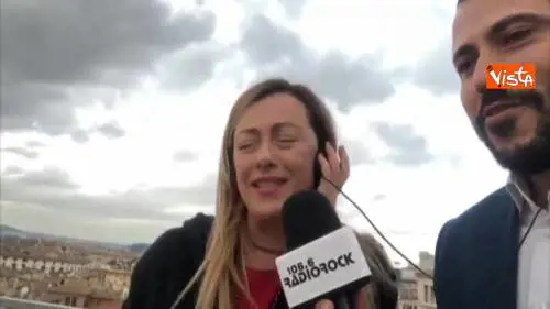 Meloni scatenata a Radio Rock canta “L’ombelico del mondo” di Jovanotti