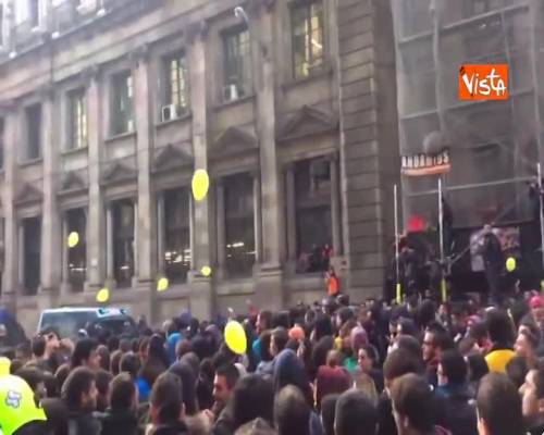 Separatisti catalani scendono in piazza a Barcellona 