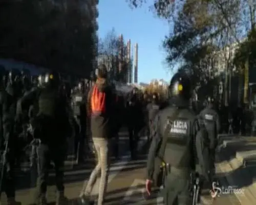 Barcellona, scontri tra manifestanti e forze dell'ordine