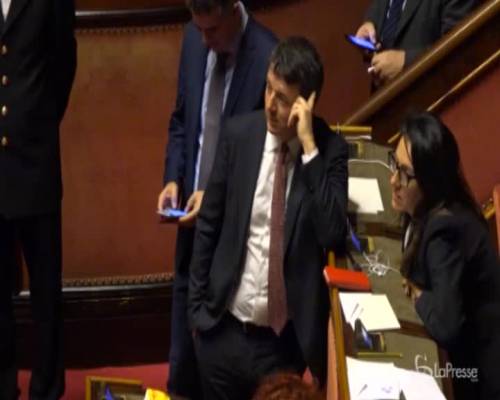 Manovra, le faccette di Renzi durante il discorso di Bagnai