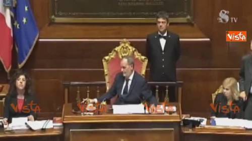 Manovra, i senatori di FI urlano "Vergogna!". E Calderoli li censura