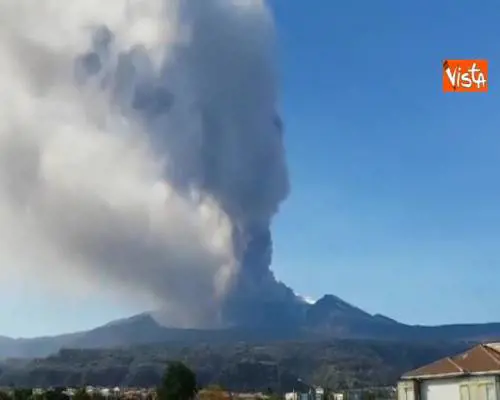 Eruzione dell'Etna, la nube di fumo ricopre il cielo della Sicilia