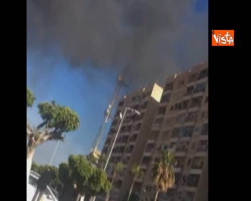 Esplosione alla sede del ministero degli Esteri a Tripoli, il fumo nero che si alza dalle case