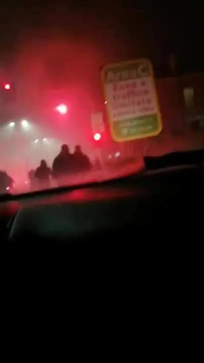 Gli scontri tra i tifosi di Inter e Napoli