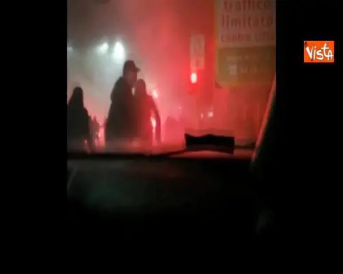 Gli scontri fuori da San Siro prima di Inter Napoli 