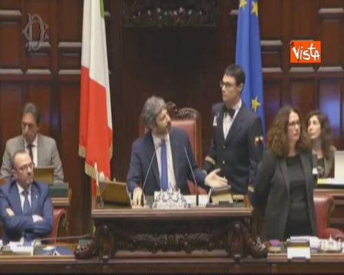 Manovra, protesta delle opposizioni e bagarre alla Camera, Fico sospende la seduta