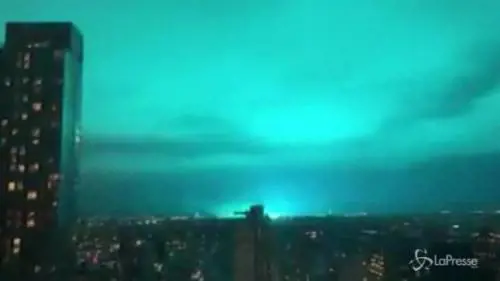 New York, esplosione nel Queens: il cielo si tinge di blu fosforescente