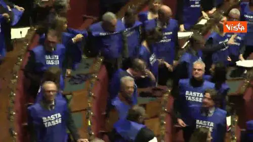 Bagarre in aula, Forza Italia protesta in aula con le pettorine blu 'Basta tasse'