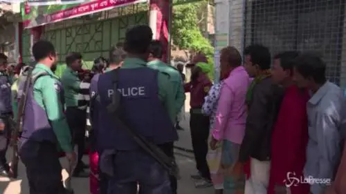 Elezioni in Bangladesh, code ai seggi