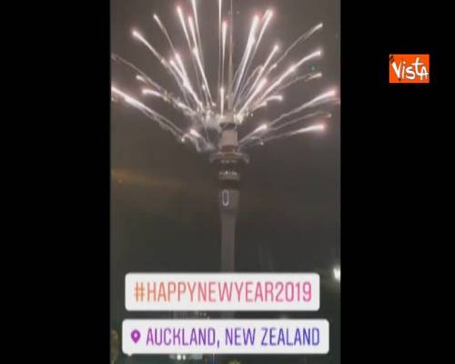 Lo spettacolo della Sky Tower ad Auckland per il countdown verso il 2019