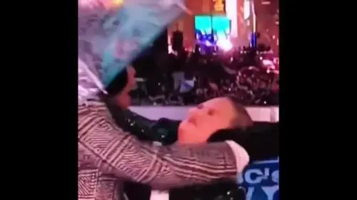 L'ombrellata in faccia a Chrissy Teigen in diretta televisiva
