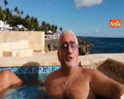 Il sindaco di Portici fa gli auguri di buon anno dalla piscina e il video diventa virale