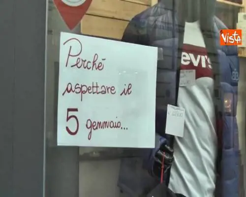 I negozi torinesi si preparano ai saldi. Le immagini