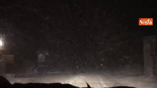 Maltempo, strade imbiancate per le forti nevicate in Abruzzo, disagi alla circolazione