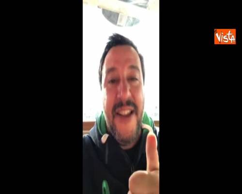 Salvini in diretta Fb brinda con bombardino e scherza con la figlia
