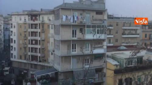 Napoli nella morsa del freddo, qualche fiocco di neve scende sul quartiere Vomero 