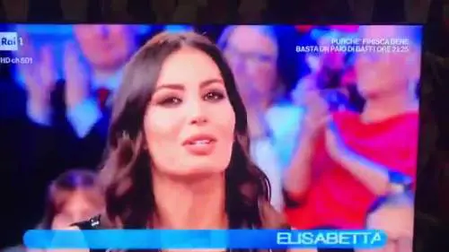 Elisabetta Gregoraci ricorda Fabrizio Frizzi. E la Balivo gli augura "buon anno"