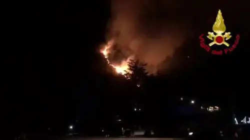 Incendio devasta il monte Martica a Varese