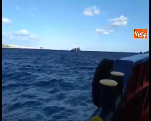 Migranti, Sea Watch e Mediterranea raggiungono Sea Watch 3 a largo di Malta per portare rifornimenti