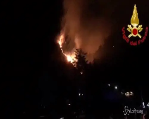 Varese, incendio sul monte Màrtica: bruciati 50 ettari di bosco