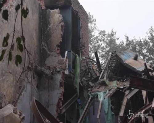 India, sei morti nel crollo di un edificio a Nuova Delhi