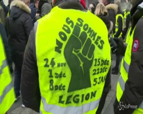 Parigi, i Gilet Gialli tornano in piazza