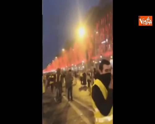 Gilet gialli, continua la protesta a Parigi. Le barricate sugli Champs-Élysées