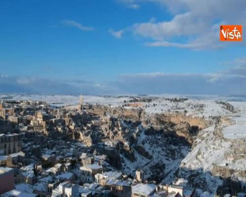 La vista dal drone di Matera ricoperta di neve è spettacolare