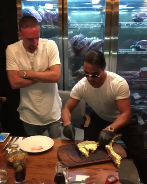 Ribery se la gode a Dubai: il francese si mangia una bistecca placcata d'oro