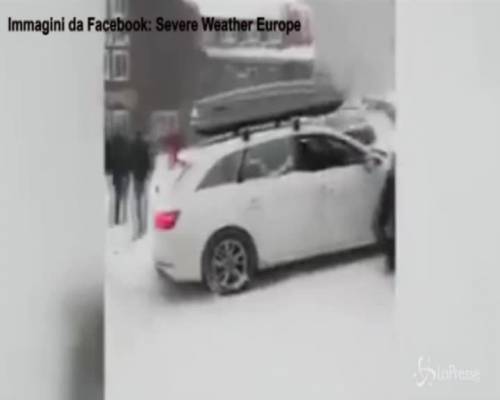 Le auto scivolano sul ghiaccio come palline di un flipper