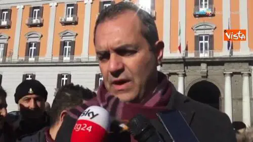 La festa della Befana in piazza a Napoli con il sindaco de Magistris e i Vigili del Fuoco